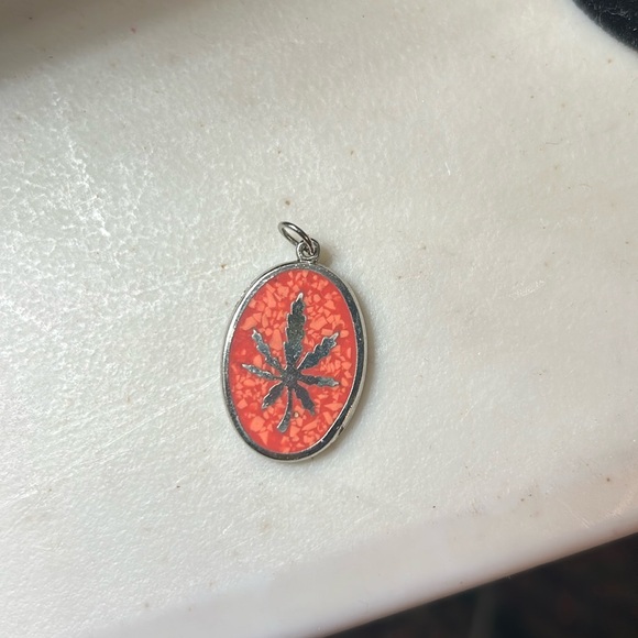 VINTAGE SILVER PLATED CRUSHED CORAL MARY JANE WEED PENDANT WEED NECKLACE - Picture 2 of 3